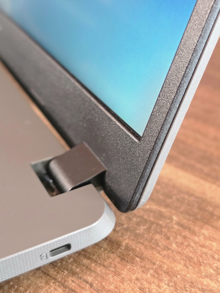 Notebook com carcaça e dobradiça perfeitamente recuperadas com acabamento original na Info Fácil
